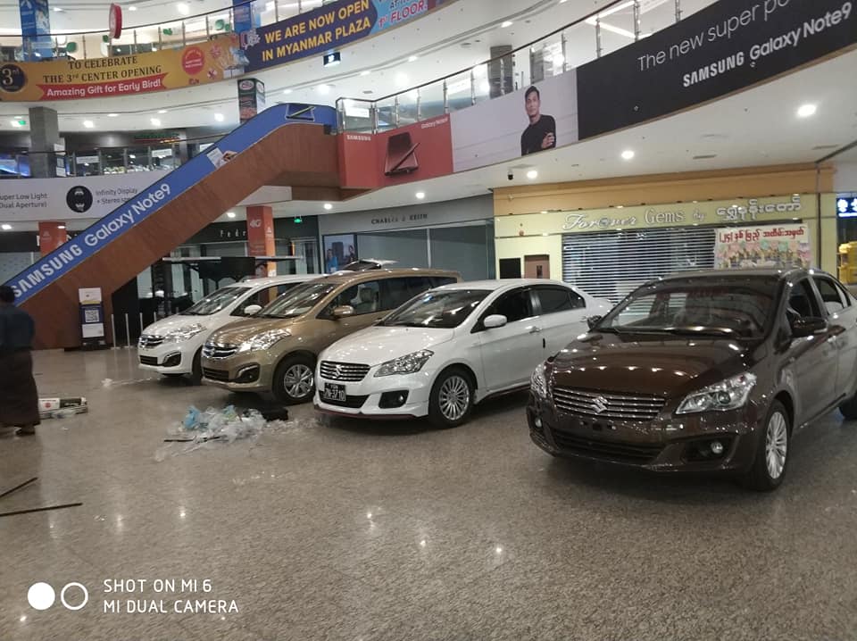 Suzuki Ciaz and Ertiga display in mall