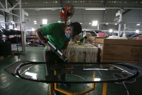 Glass sealant application in the factory